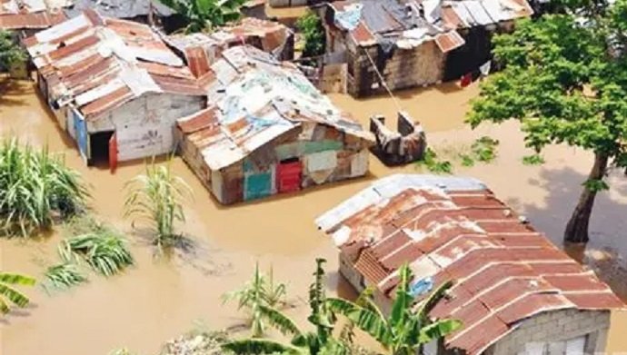 Crecida río Ozama deja 67 casas tapadas barrio El Tamarindo SDE