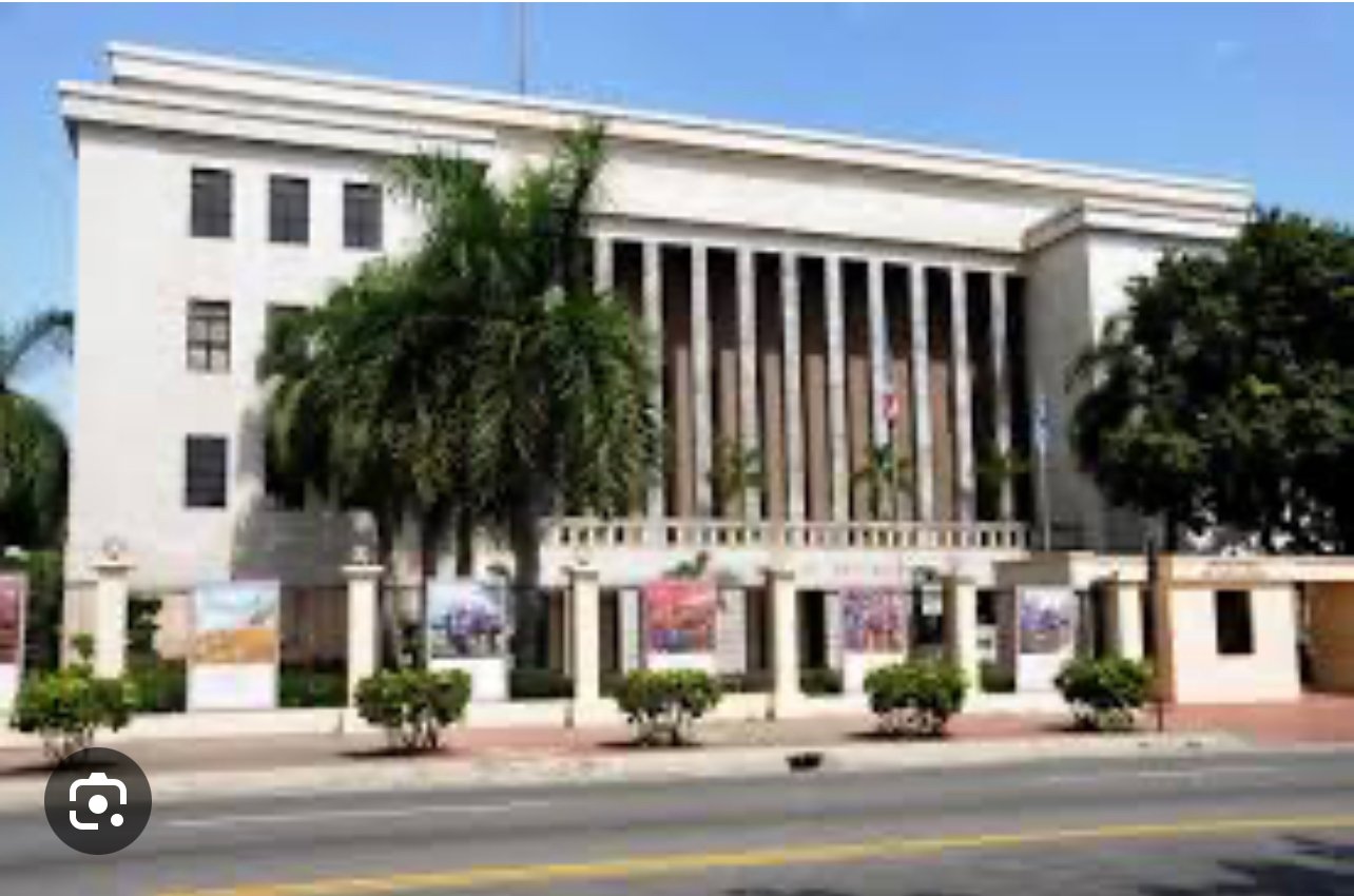 Se incendia primer piso del Ministerio de Educación Minerd 