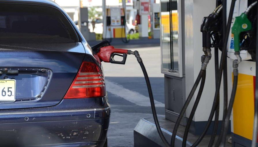 Gobierno subsidia 2 combustibles; otros 3 bajan desde 25 noviembre