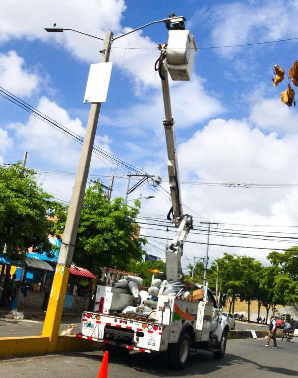 Edeeste coloca luminarias en avenida Francisco del Rosario Sánchez a favor de Guachupita, Gualey y Los Guandules
