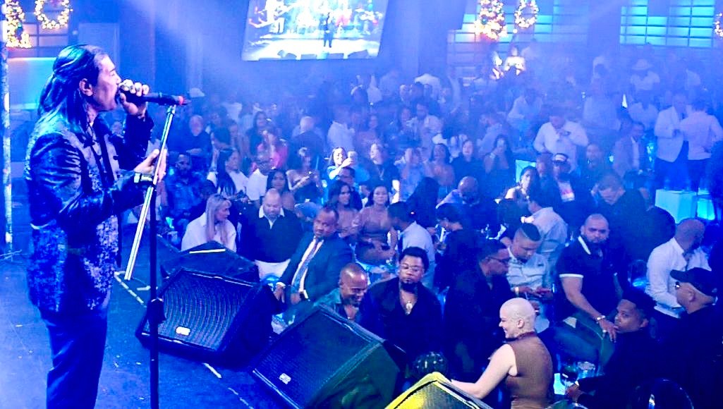 Omega “El fuerte” encendió oficialmente la Navidad de Jet Set Club