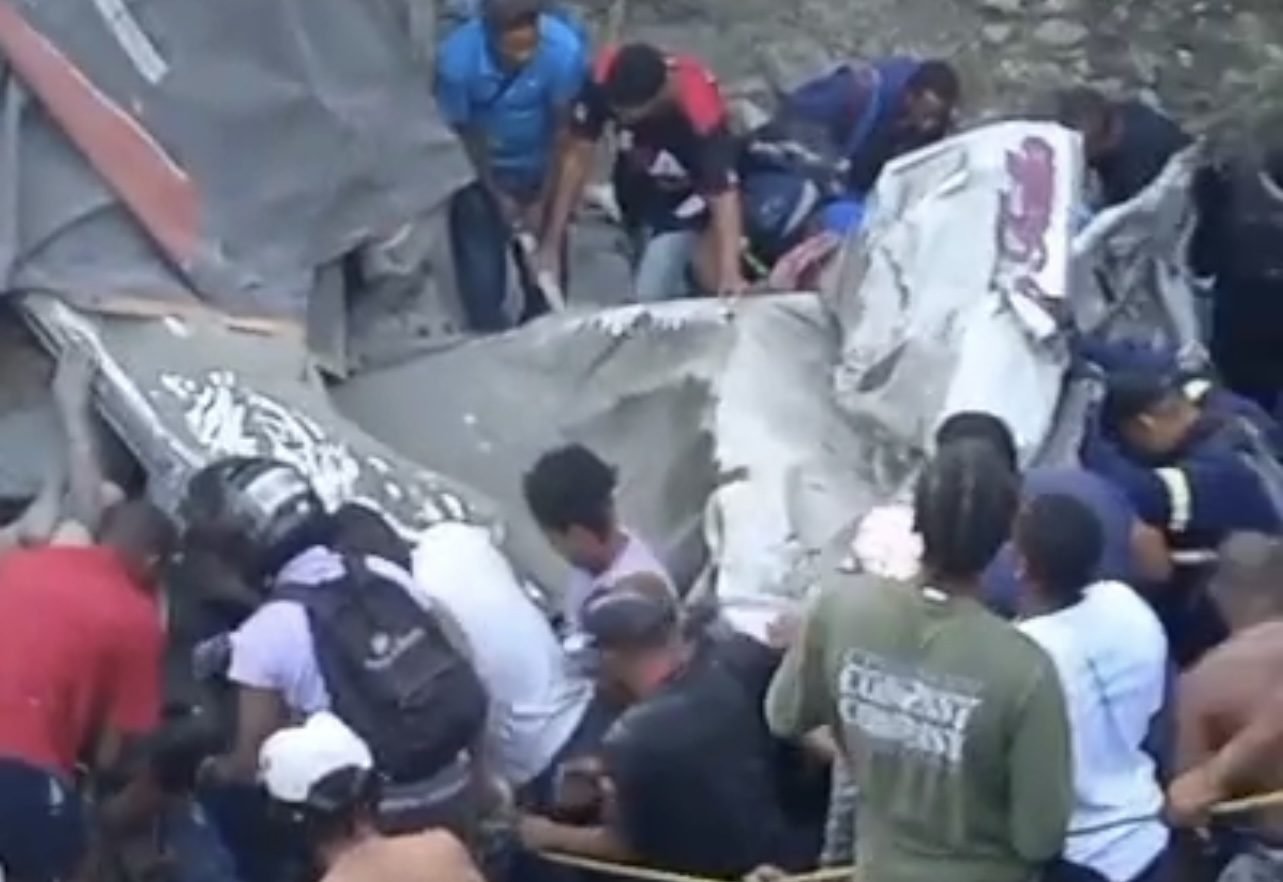 Patana embiste a un autobús de pasajeros en Haina, San Cristóbal