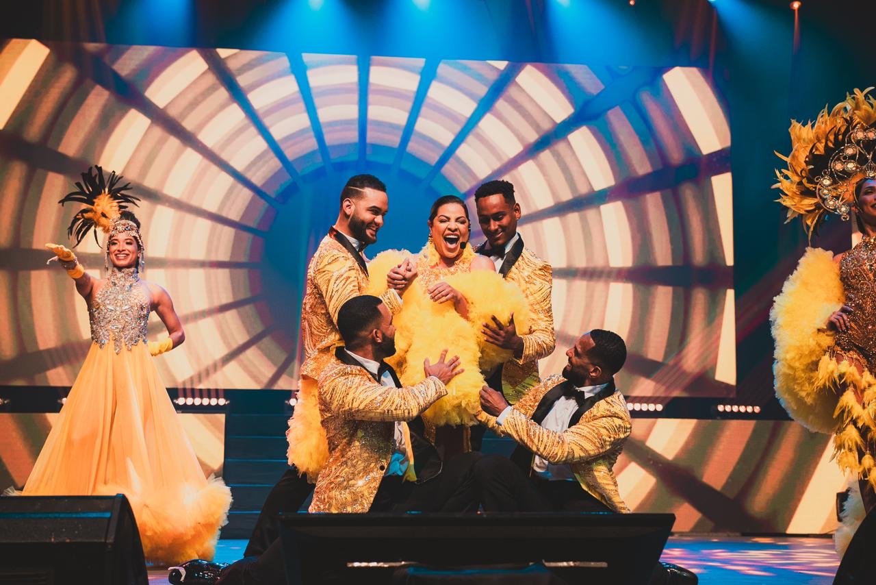 La González llena de risas el Gran Teatro del Cibao