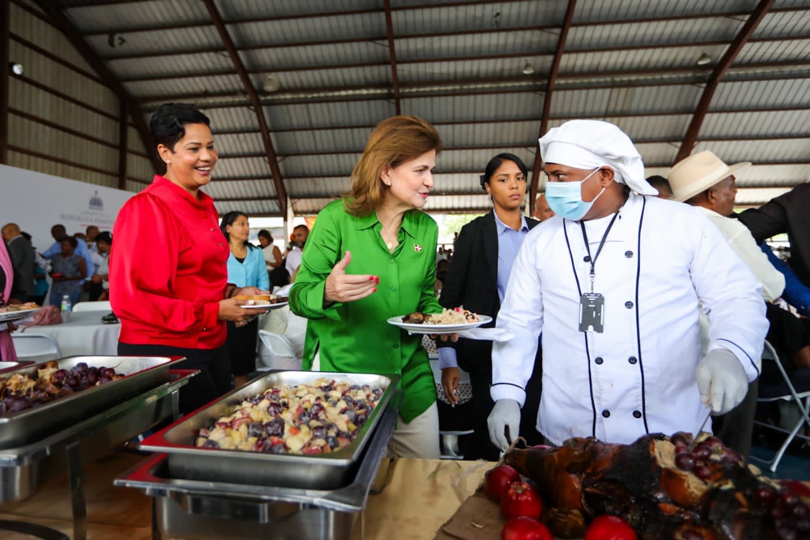 Vicepresidenta comparte almuerzo navideño con moradores de Villa Mella y La Victoria