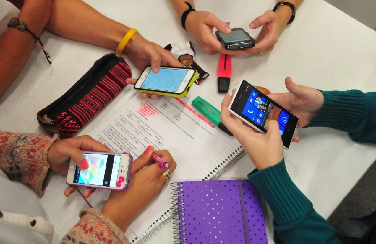 Rusia prohíbe a estudiantes el uso de celulares en clases