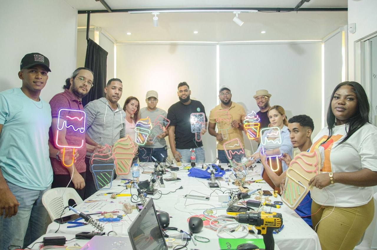 Alianza empresarial capacita a futuros expertos en letreros led