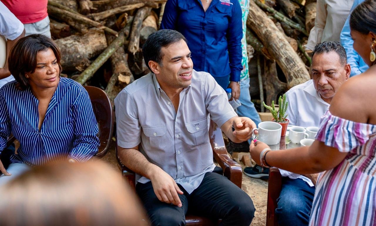 Roberto Ángel supervisa reparación de viviendas y entrega de enseres a familias de La Colorada en Monte Plata