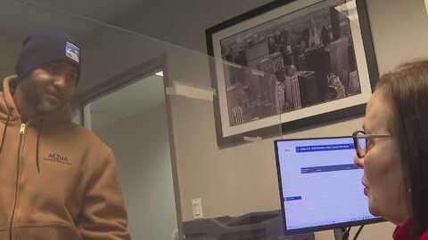 Al menos 1,200 dominicanos abandonan NY y regresan a RD