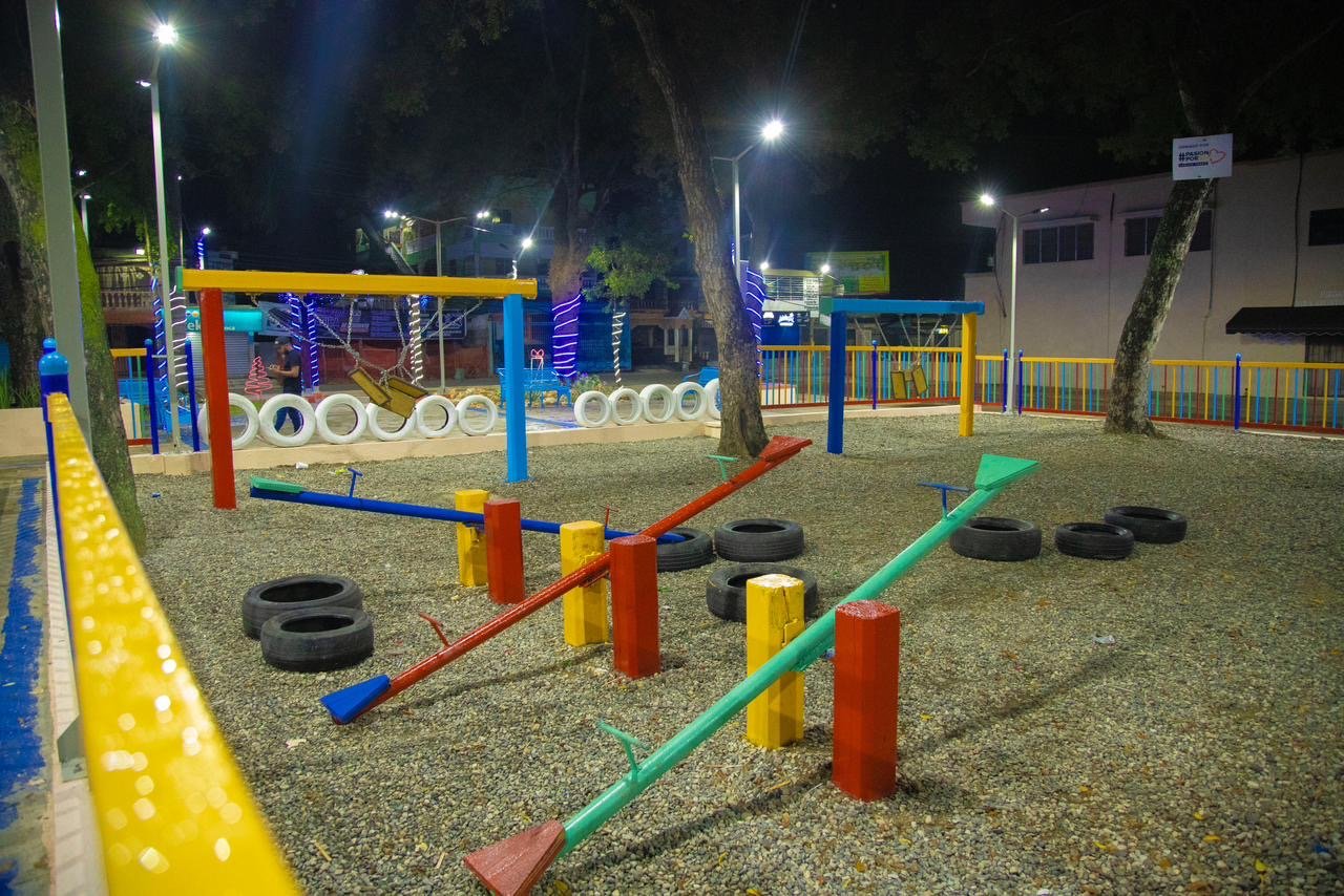 Alcalde Carlos Guzmán entrega emblemático Parque Central de Villa Mella totalmente remozado