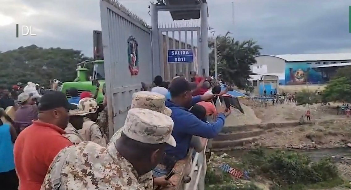 Haitianos derriban y tiran al río la puerta fronteriza de Dajabon