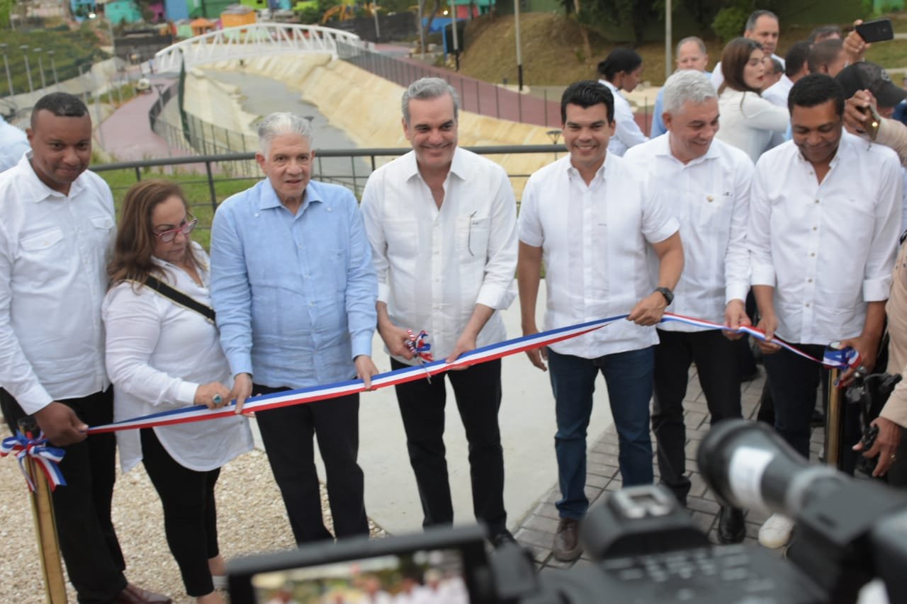 El presidente Luis Abinader y  Wellington Arnaud, director del INAPA, dejan inaugurada  segunda etapa del saneamiento de arroyo Gurabo en Santiago
