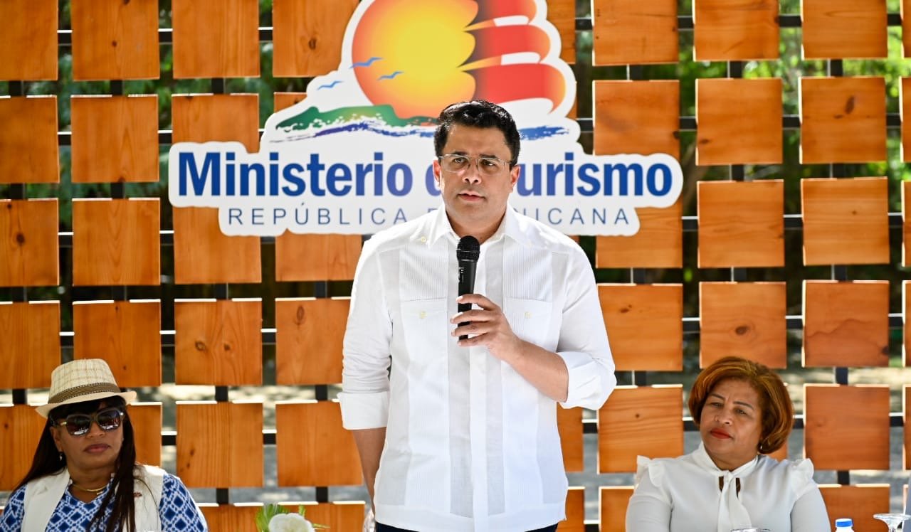 Turismo inicia trabajos de mejoramiento del entorno del Balneario Boca de Cachón, Jimaní.  