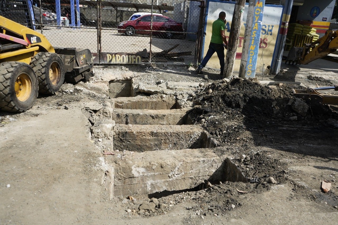 Obras Públicas recupera importante sistema de drenaje de aguas pluviales oculto por asfaltado en avenida Isabel Aguiar