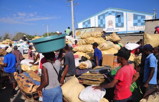 Haitianos se someten al control biométrico y se abastecen en RD