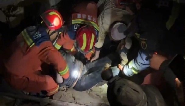 CHINA: Al menos 118 muertos y cerca 200 heridos por sismo 6,2