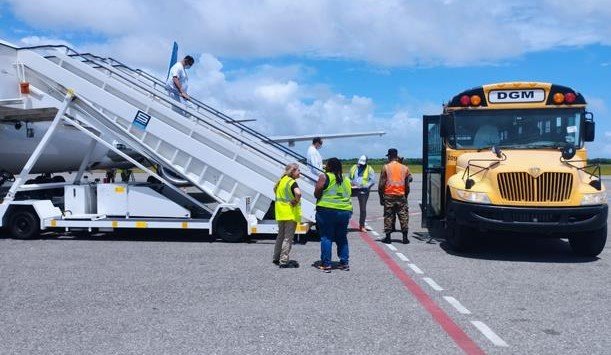 Llegan a RD otros 94 ex presos dominicanos deportados por EU