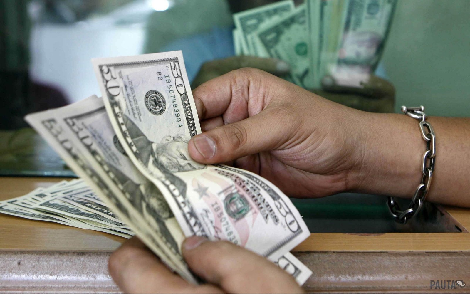 El dólar se cambia este jueves a 57.70 pesos en Rep. Dominicana