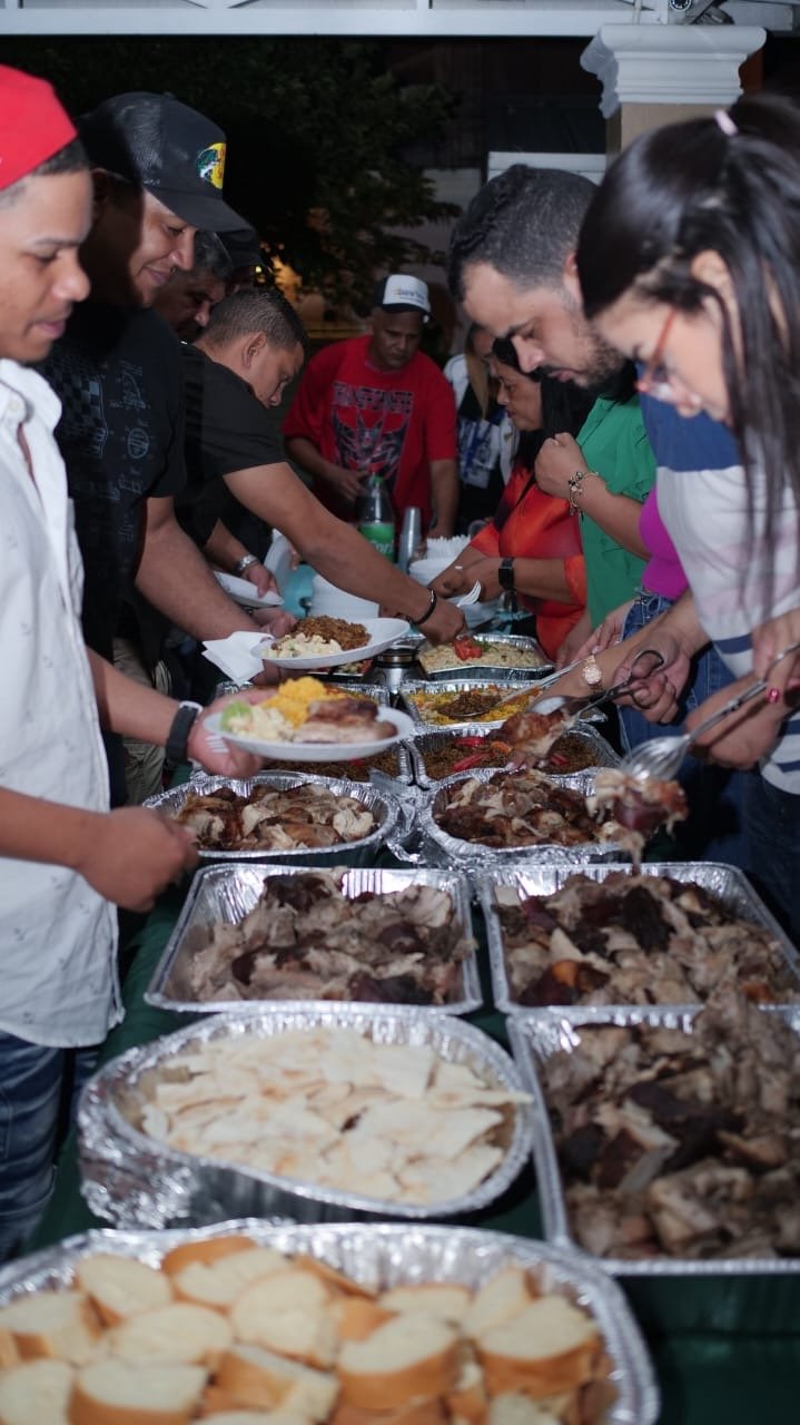 Candidato a alcalde realiza cena navideña en Tamboril