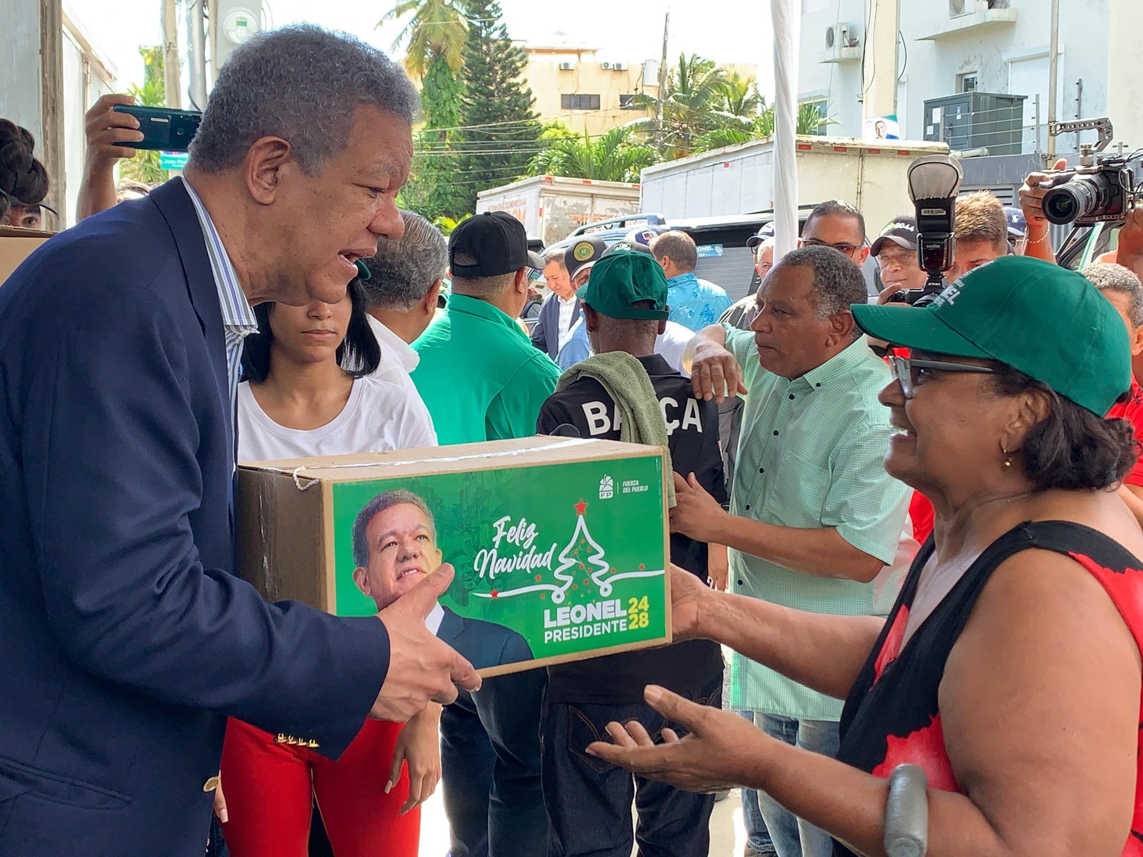 Leonel reparte miles de cajas navideñas con motivo de Noche Buena