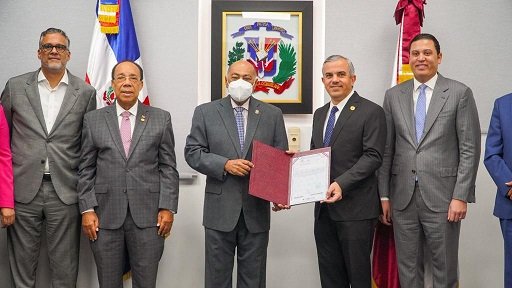 Director de INESPRE entrega al TC el título de propiedad del edificio