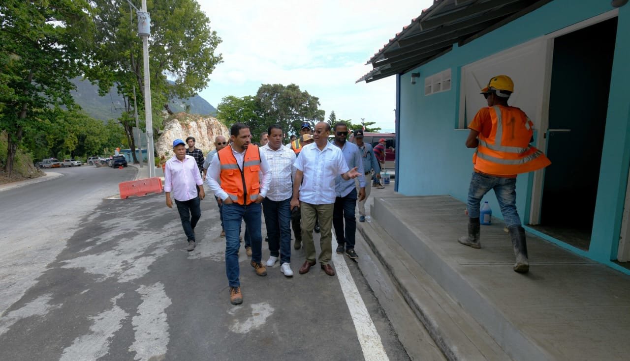 Deligne Ascención supervisa trabajos carretera Barahona-Pedernales