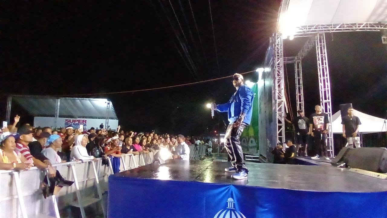 Los santiagueros desafiaron lluvias para recibir Año Nuevo con la SUPER MEGA ULTRA PARRANDA MONUMENTAL que reunió a estrellas de la música dominicana