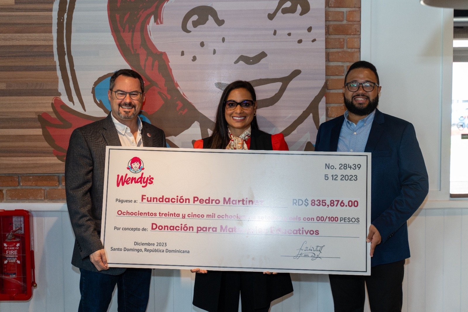 Wendy’s entrega donativo a Fundación Pedro Martiínez 