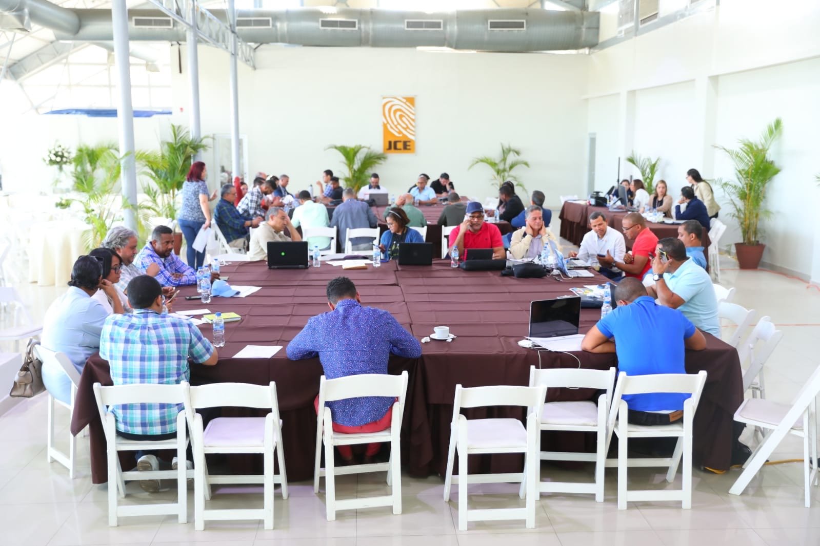 JCE y organizaciones políticas inician revisión de boletas para elecciones municipales 2024