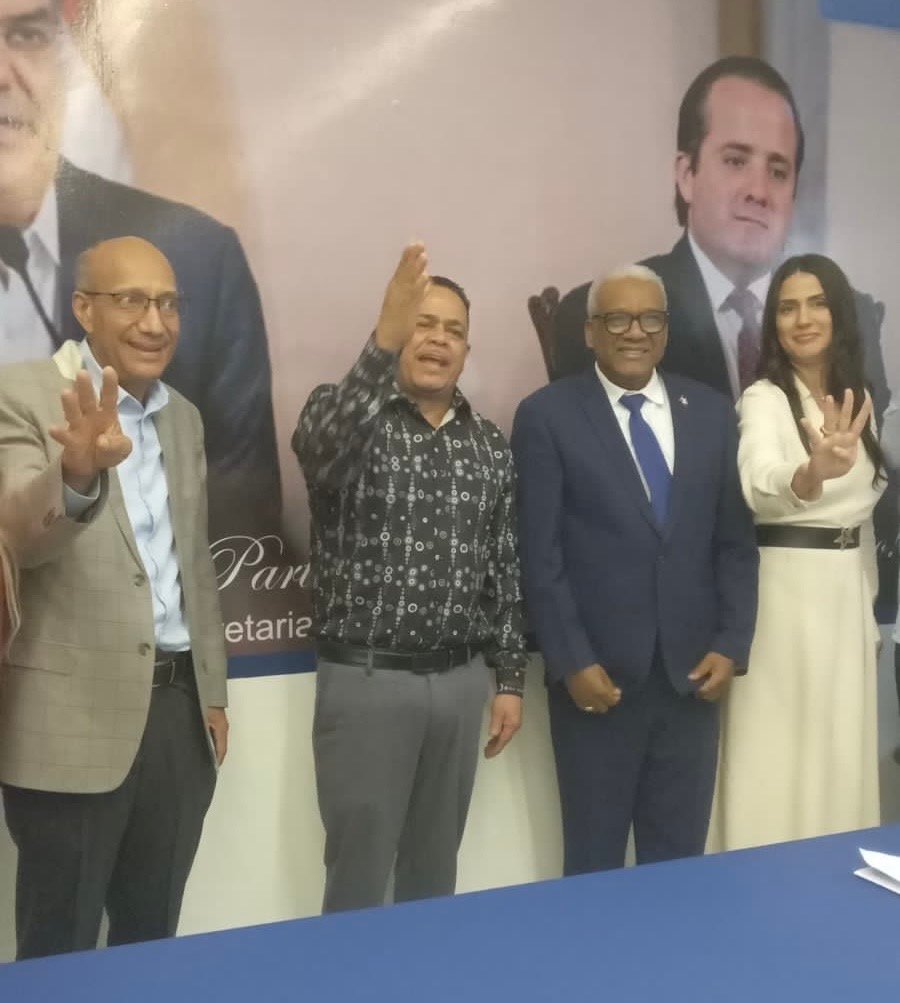 Juan Rosa juramenta exmiembro del PRD y aspirante a diputado de Ultramar