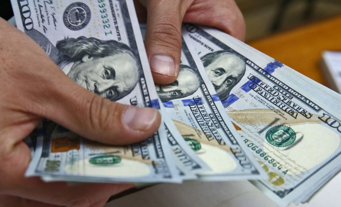 El dólar sube 8 centavos en Rep. Dom. y se acerca a los 59 pesos