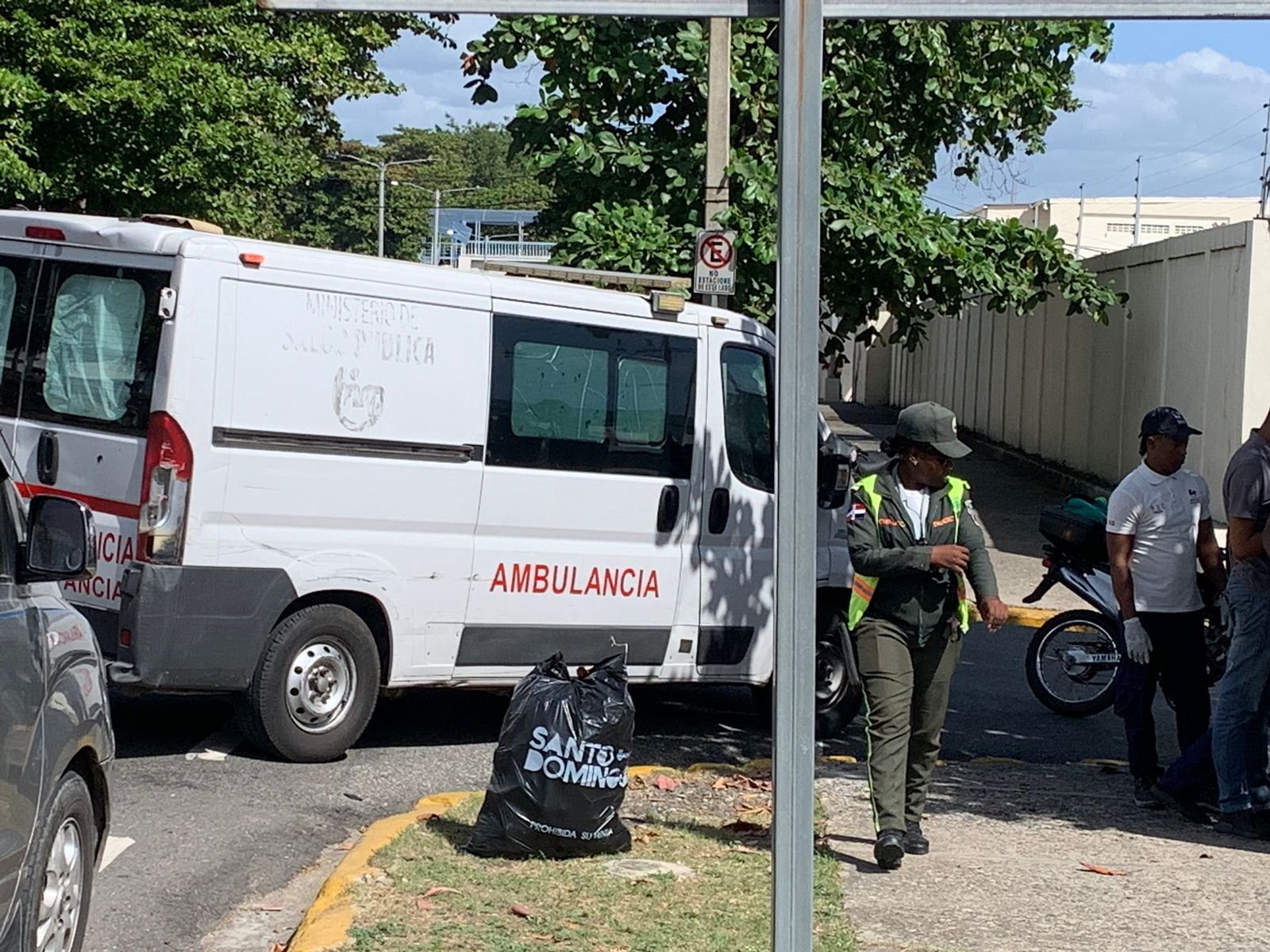 9-1-1 coordina asistencia a transporte escolar impactado por patana en av George Washington, Distrito Nacional