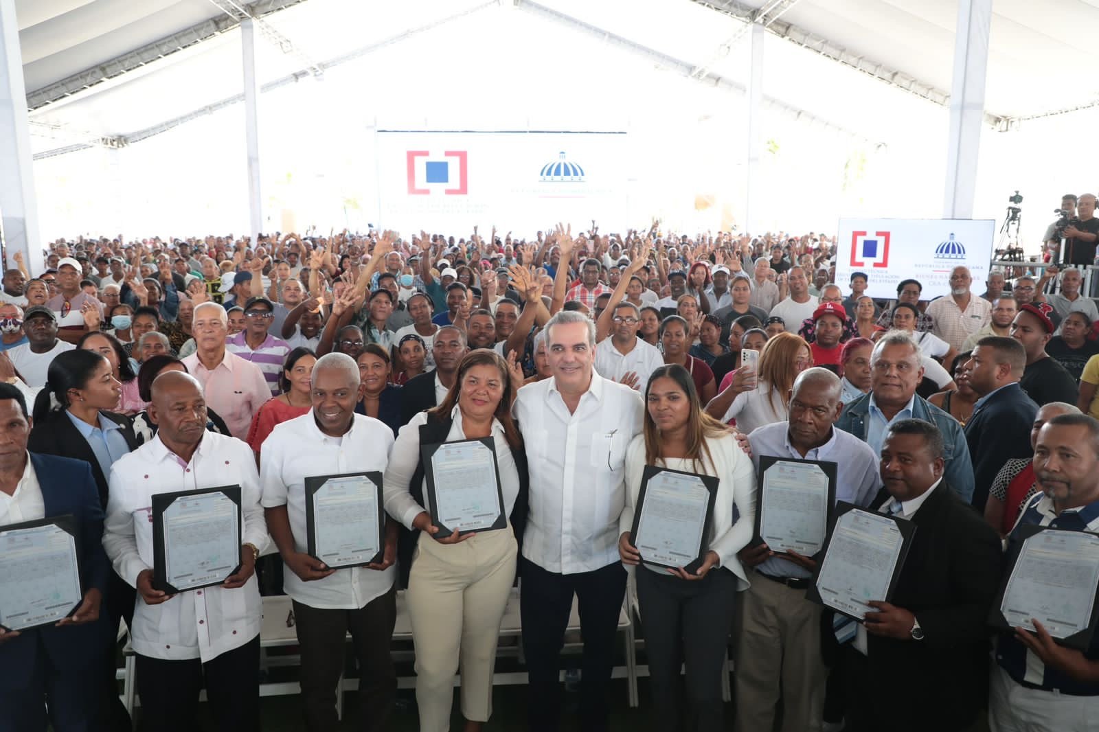 Presidente Abinader entrega 3100 títulos de propiedad a residentes del Tamarindo primero