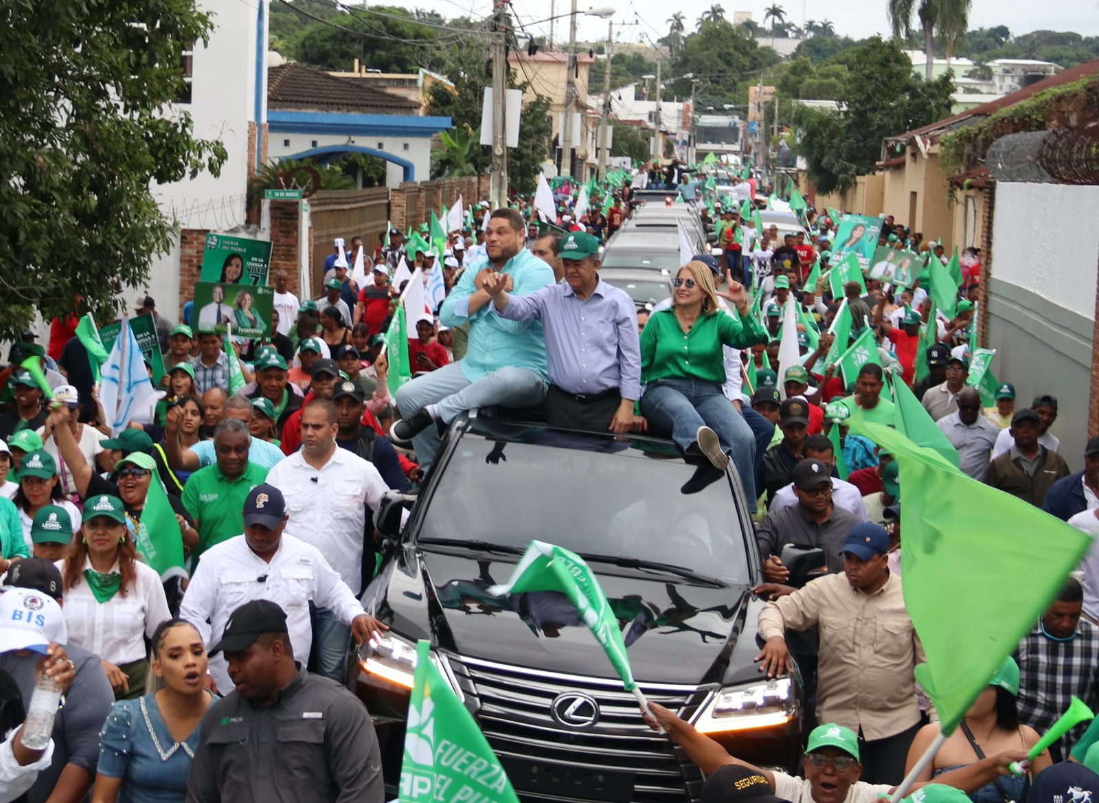 Con multitudinaria marcha-caravana, Leonel culmina en Puerto Plata tres días de apretada agenda de actividades