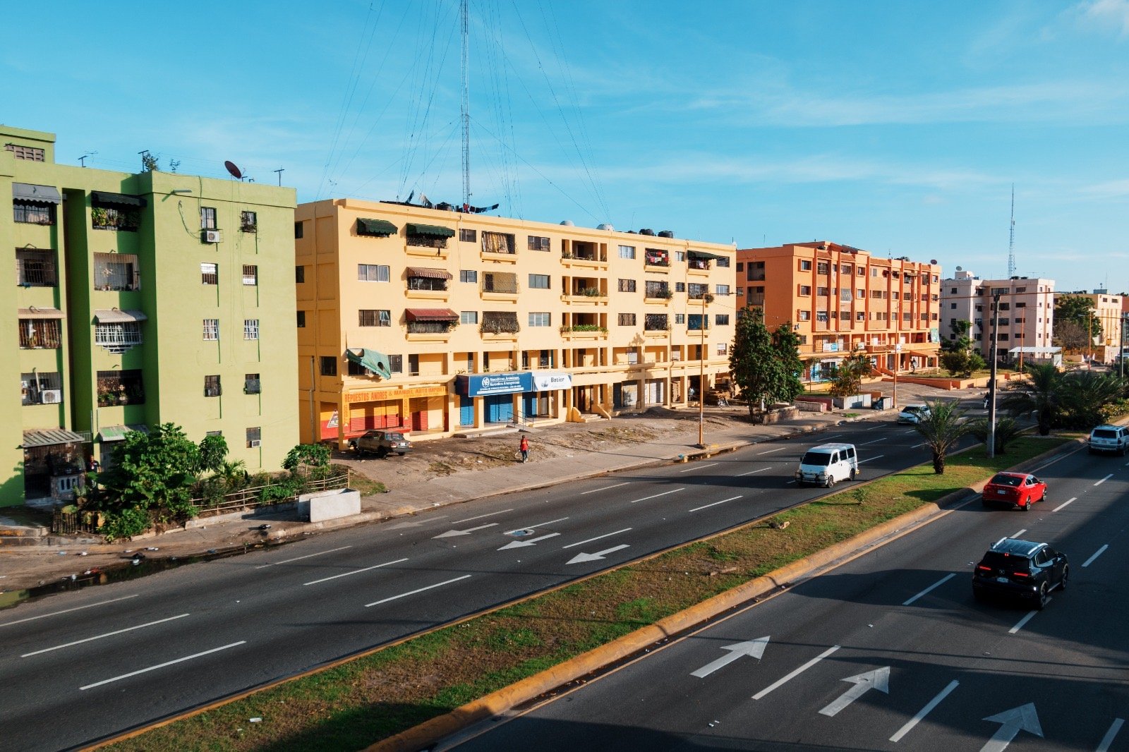 Entradas de la ciudad se llenan de color: la Alcaldía del DN embellece edificios de las avenidas México y Quinto Centenario