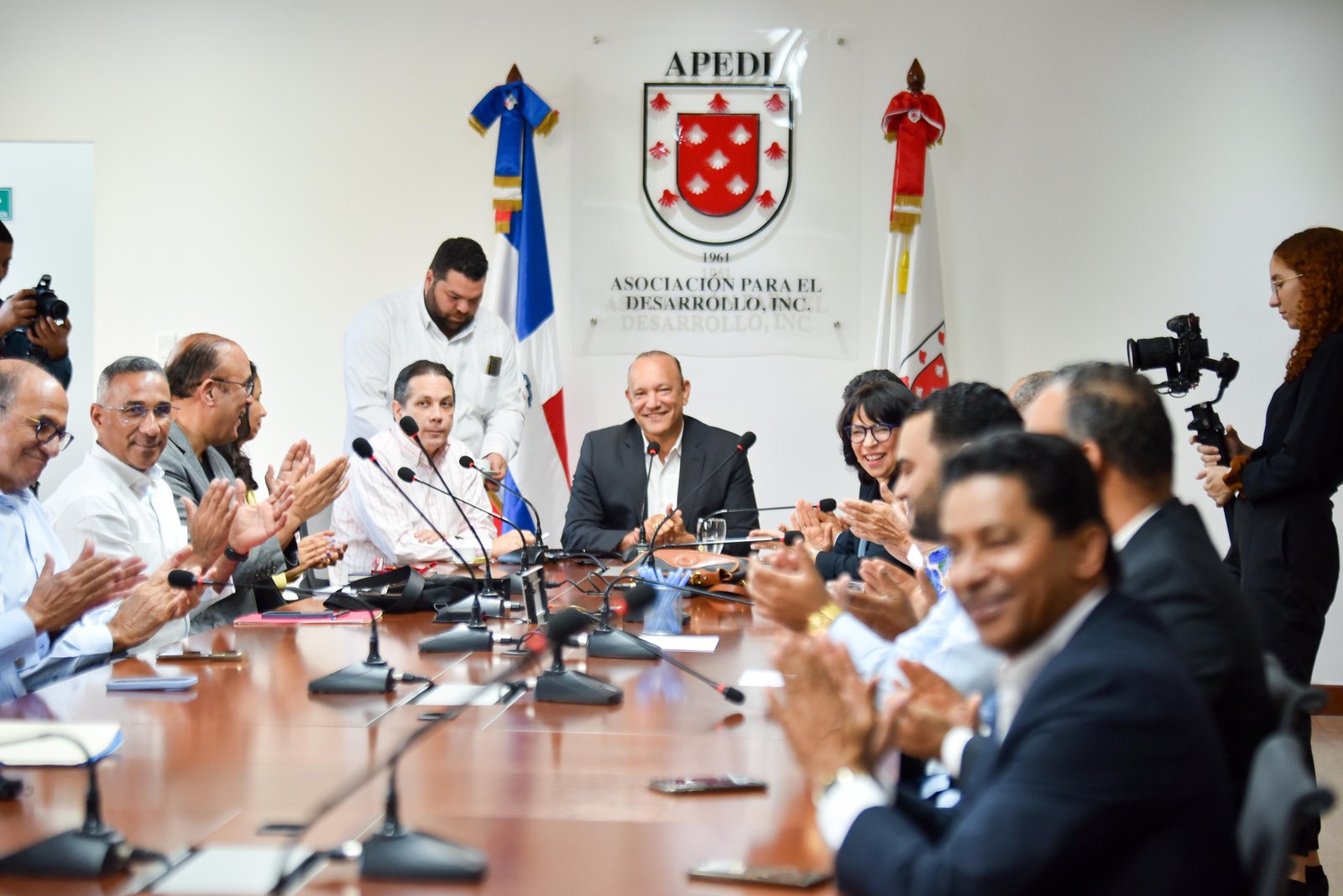 Ulises Rodríguez presenta sus propuestas  de gobierno municipal al empresariado de Santiago