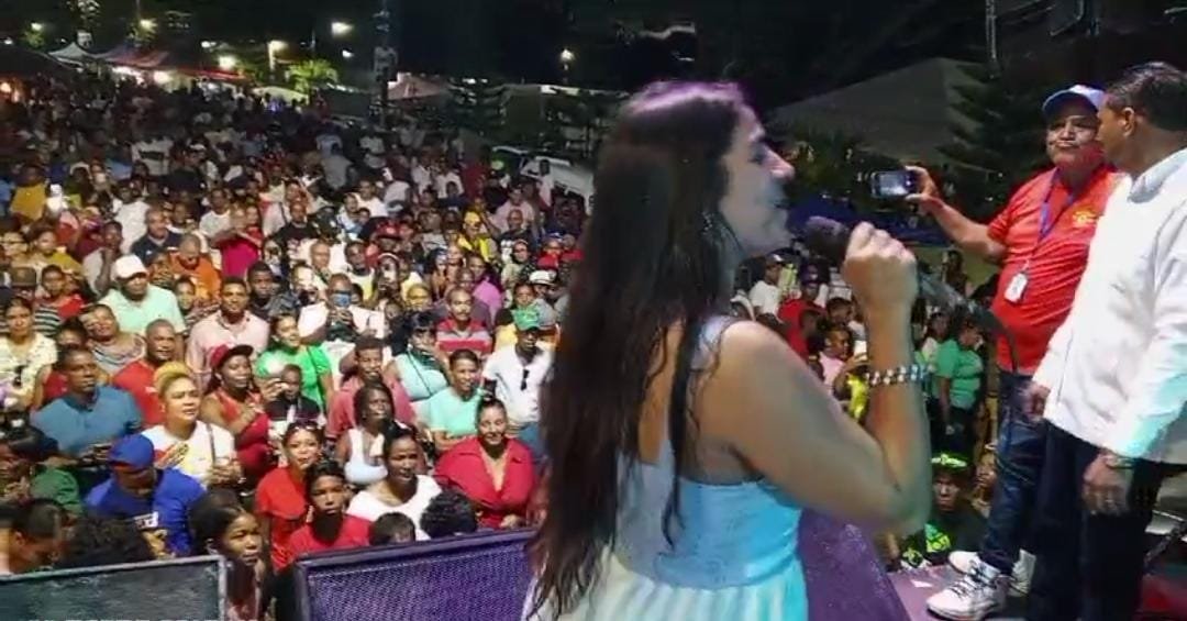 La cantante «La Diosa» deslumbra en las patronales de Peralvillo
