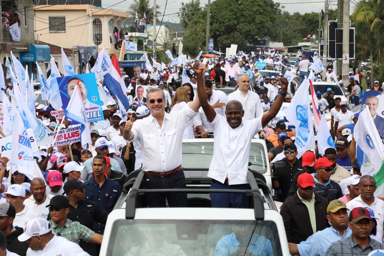Abinader recorre Villa Altagracia, El Carril, Haina y San Cristóbal en multitudinarias caravanas