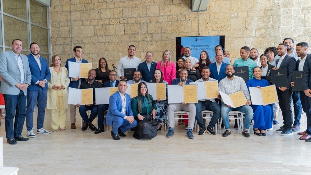 Concejo de Regidores de la Alcaldía del DN reconoce a 21 jóvenes destacados durante premiación por el Día Nacional de la Juventud