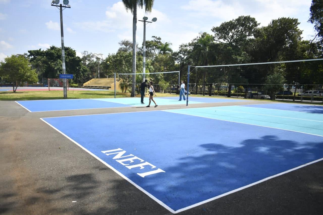 INEFI remosa canchas baloncesto, balonmano, tenis y voleibol en la Universidad Autónoma de Santo Domingo (UASD)