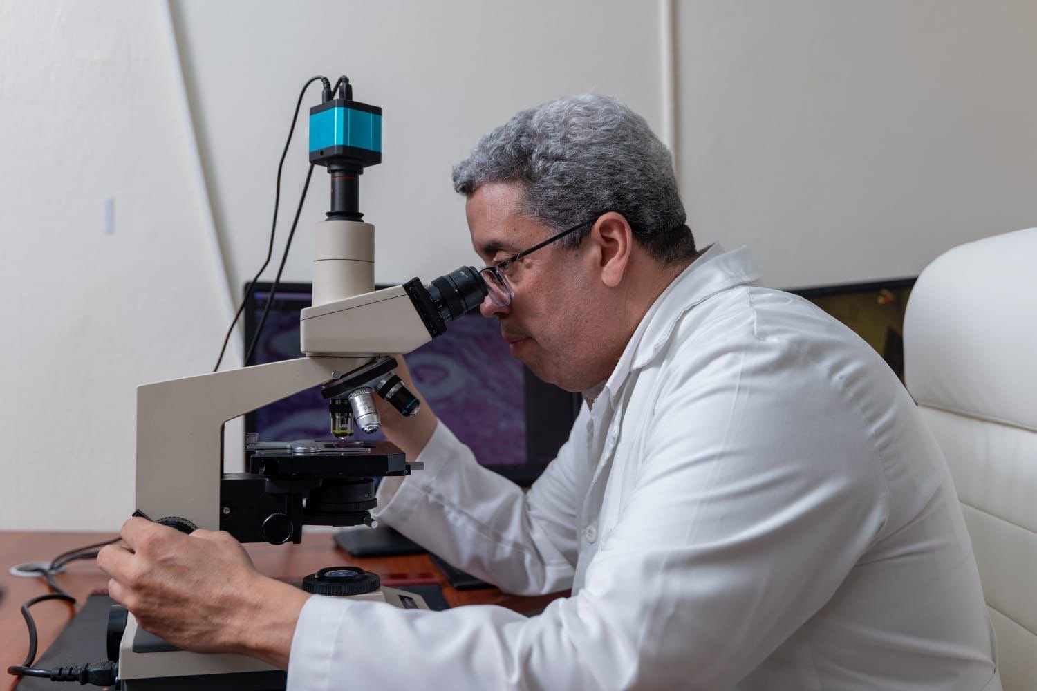 Patólogo sostiene  falta mucho en la lucha contra el cancer en el país