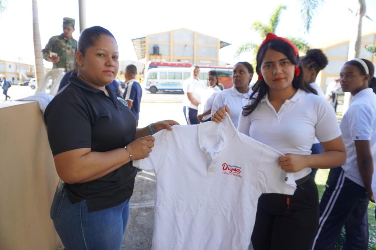 DIGEV entrega poloche a estudiantes del programa Dominicana Digna