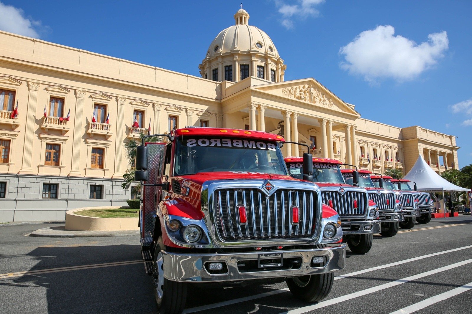 Sistema 911 entrega 11 nuevos camiones a Cuerpos de Bomberos