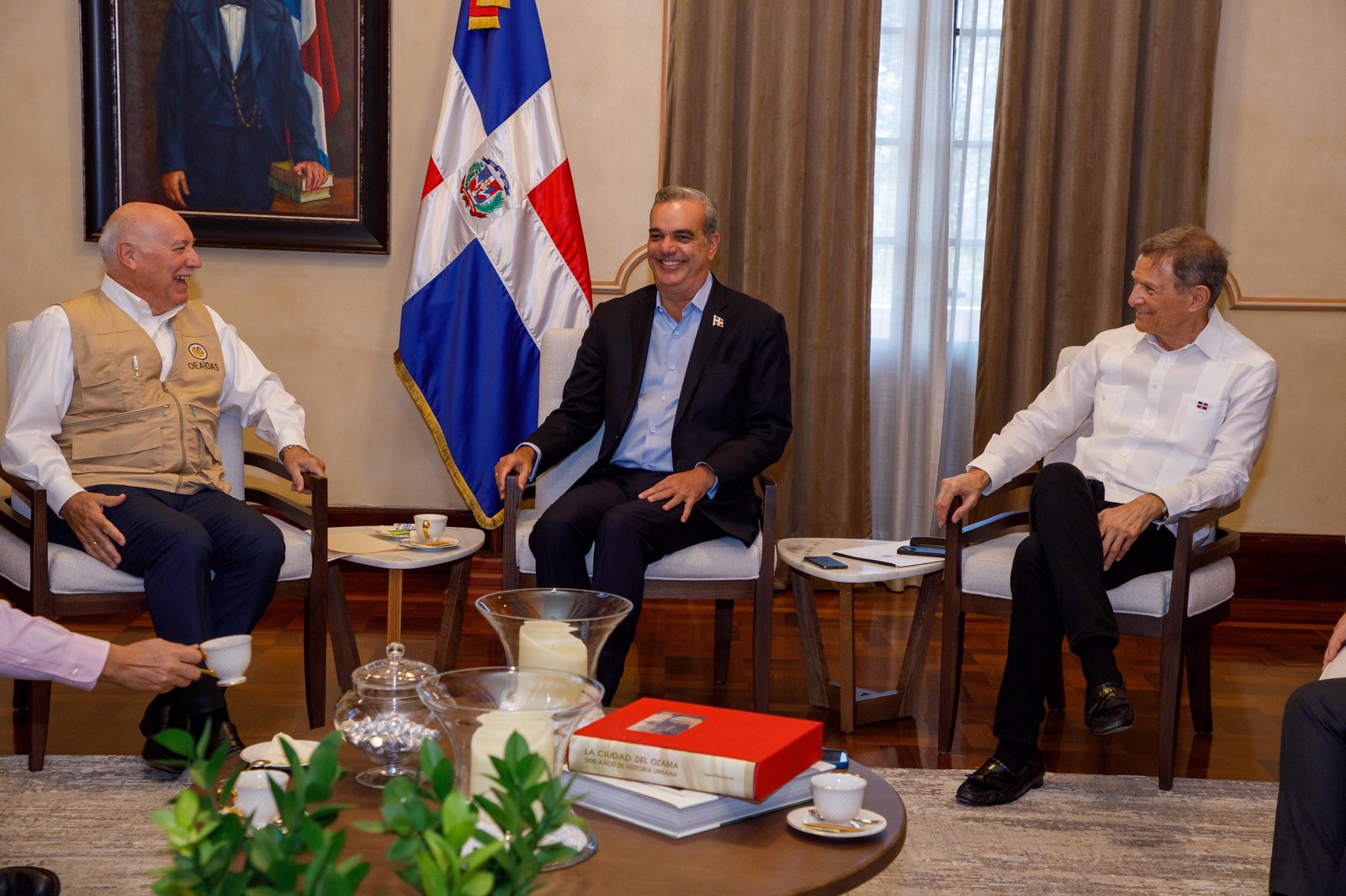 Presidente Luis Abinader recibe  al jefe de la Misión de la OEA y otros observadores electorales