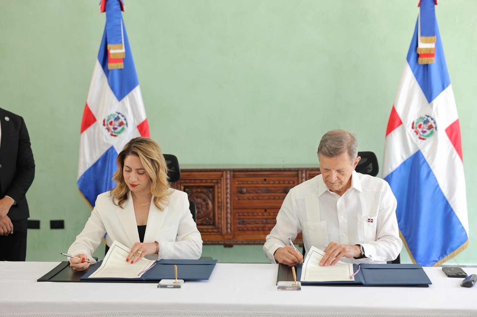 MIREX y Supérate firman convenio para fortalecer asistencia a dominicanos víctimas de trata de personas en el exterior
