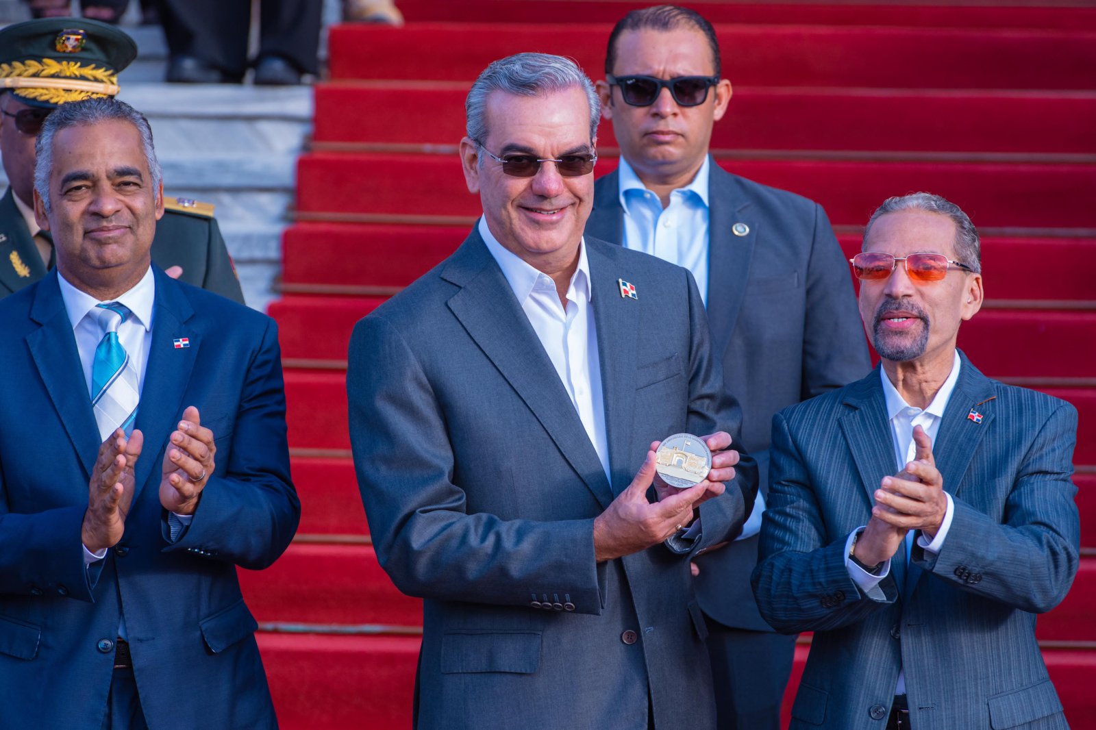Presidente Abinader encabeza acto de homenaje a la Bandera Nacional