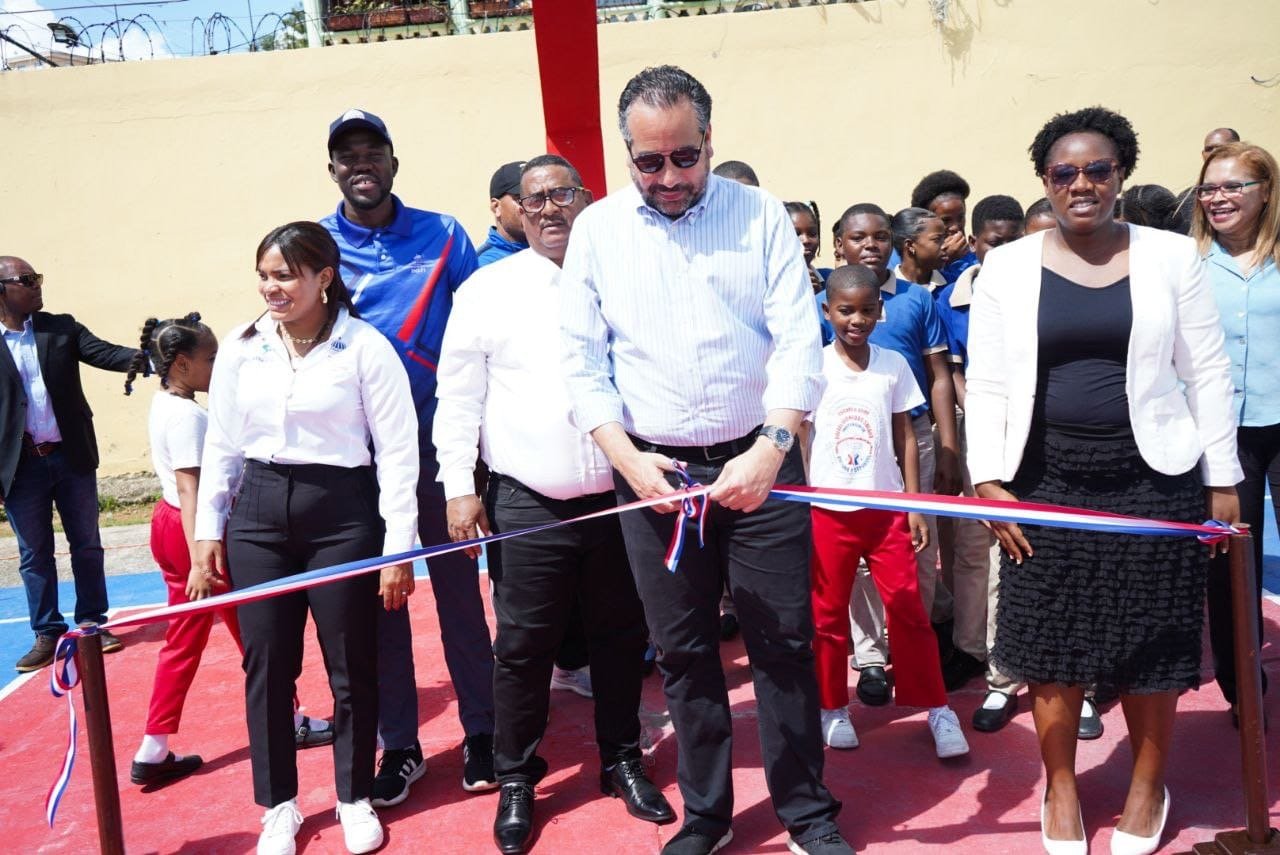 INEFI entrega cancha remozada, utilería deportiva y realiza exhibiciones en escuela de Guachupita