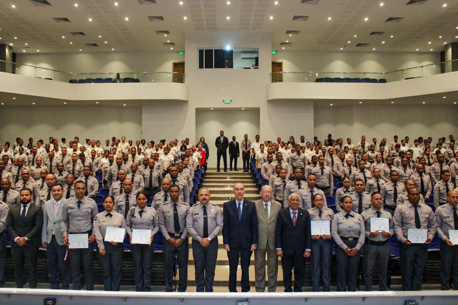 500 agentes del orden se gradúan del curso “Derechos humanos y relaciones humanas en la función policial”