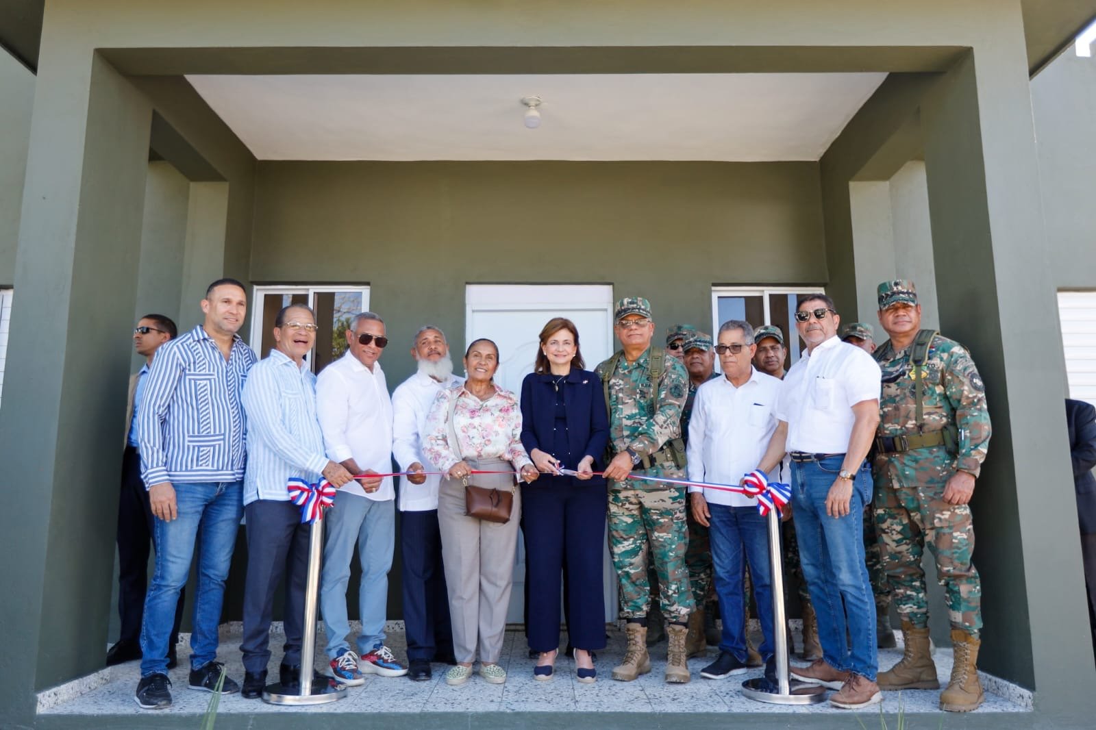 Vicepresidenta inaugura destacamento militar  y supervisa reconstrucción de factoría federación agraria en Yuna