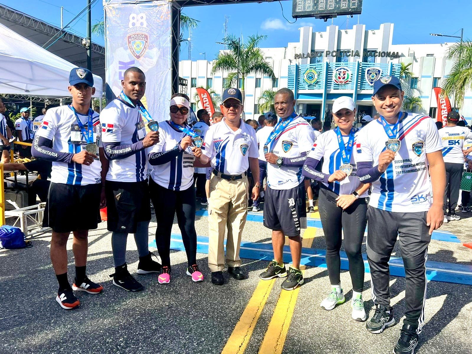 Policía Comunitaria con exhibiciones juveniles y Atletas en la primera carrera 5k de la Policía Nacional
