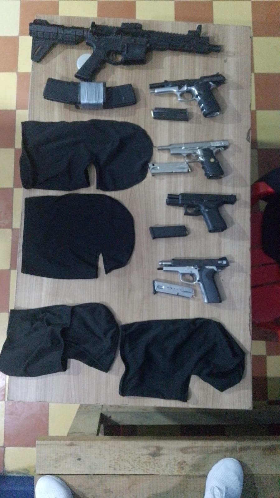 Policía captura en Cotuí a cinco hombres a los que ocupa cuatro pistolas, un fusil y pasamontañas